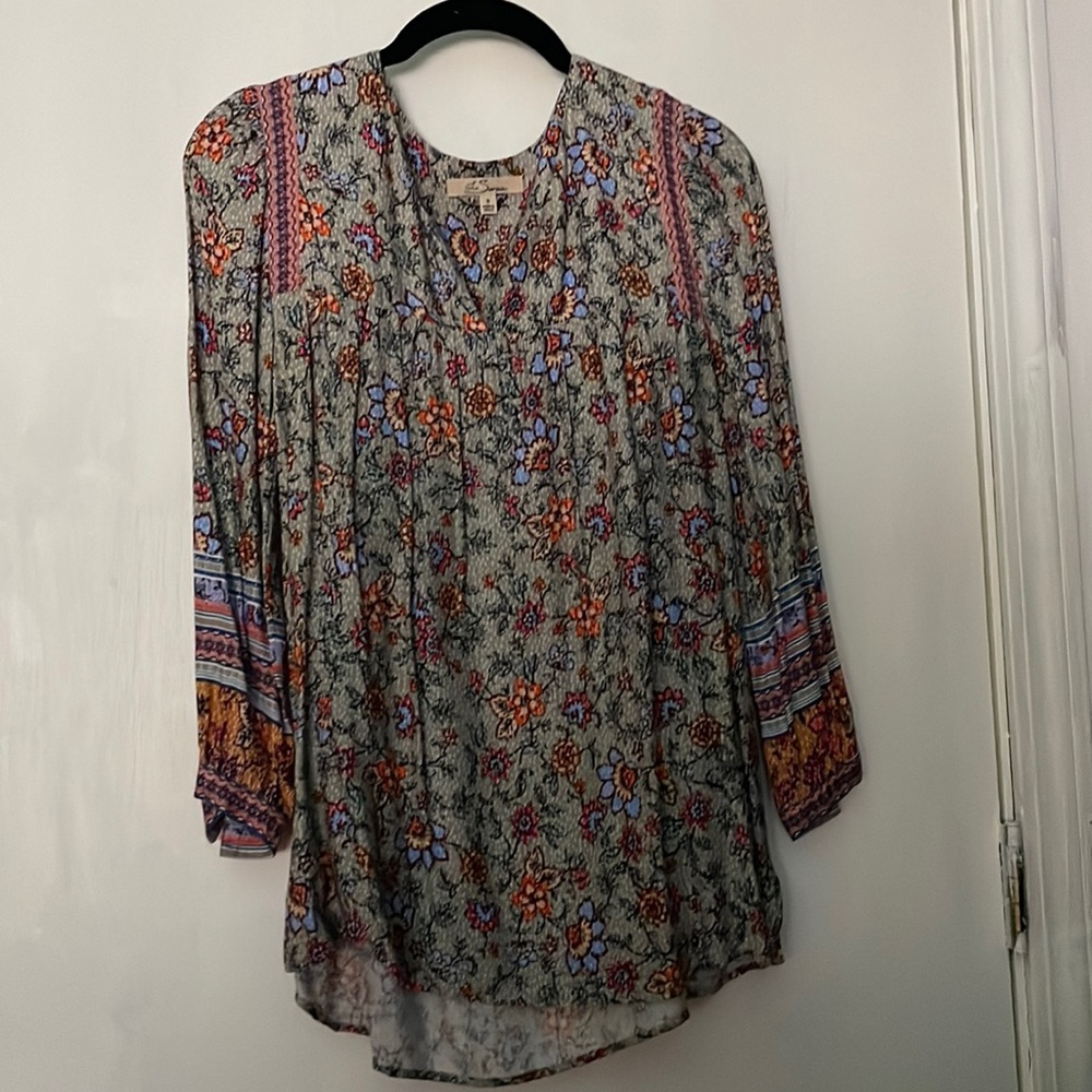 Les Serein, Size Small, Flower Patterned.